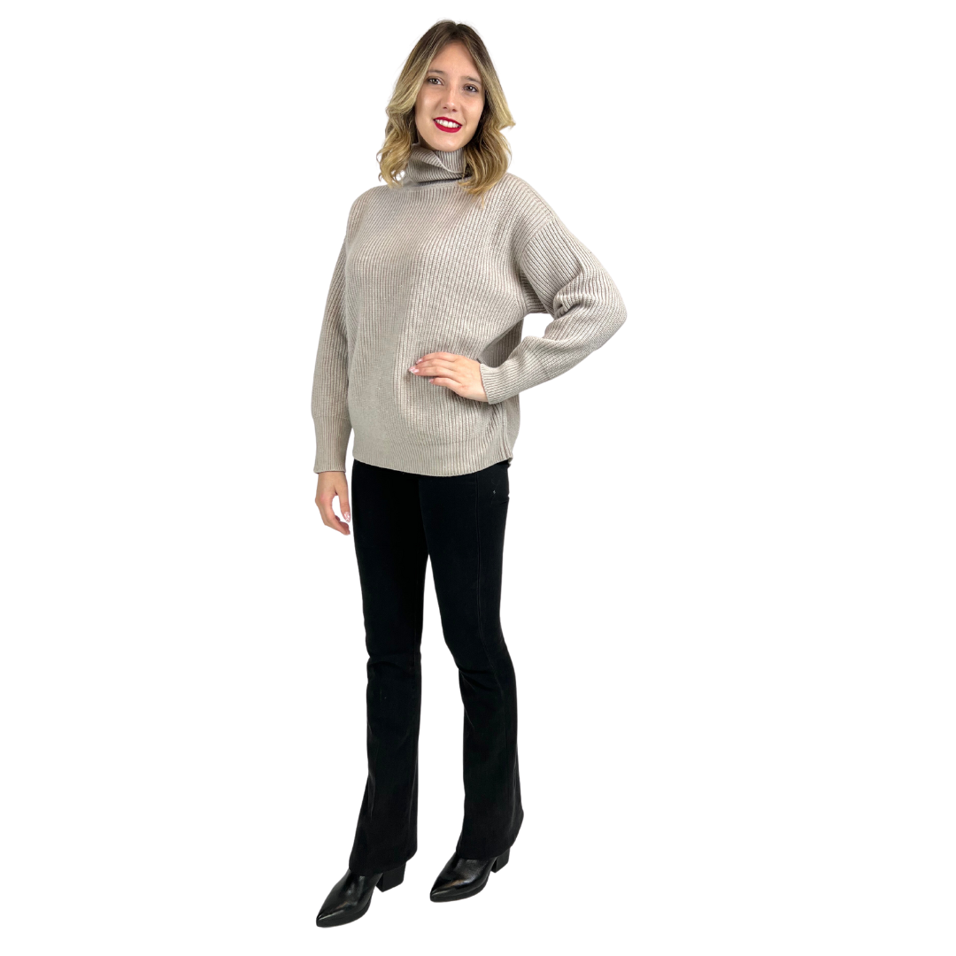 Pull dolcevita misto cashmere color tortora chiaro con filo lamé argento, modello classico.