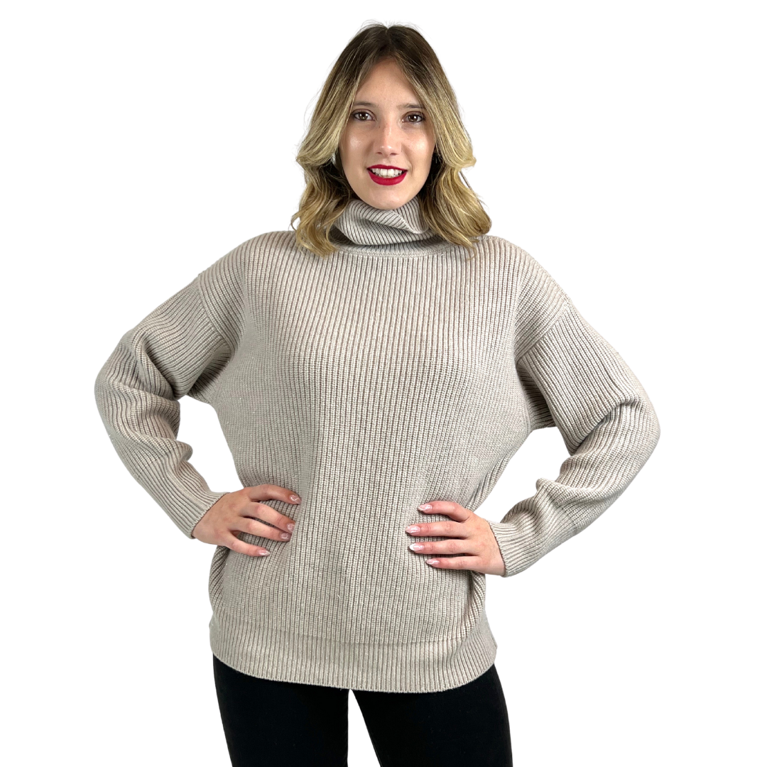 Pull dolcevita misto cashmere color tortora chiaro con filo lamé argento, modello classico.