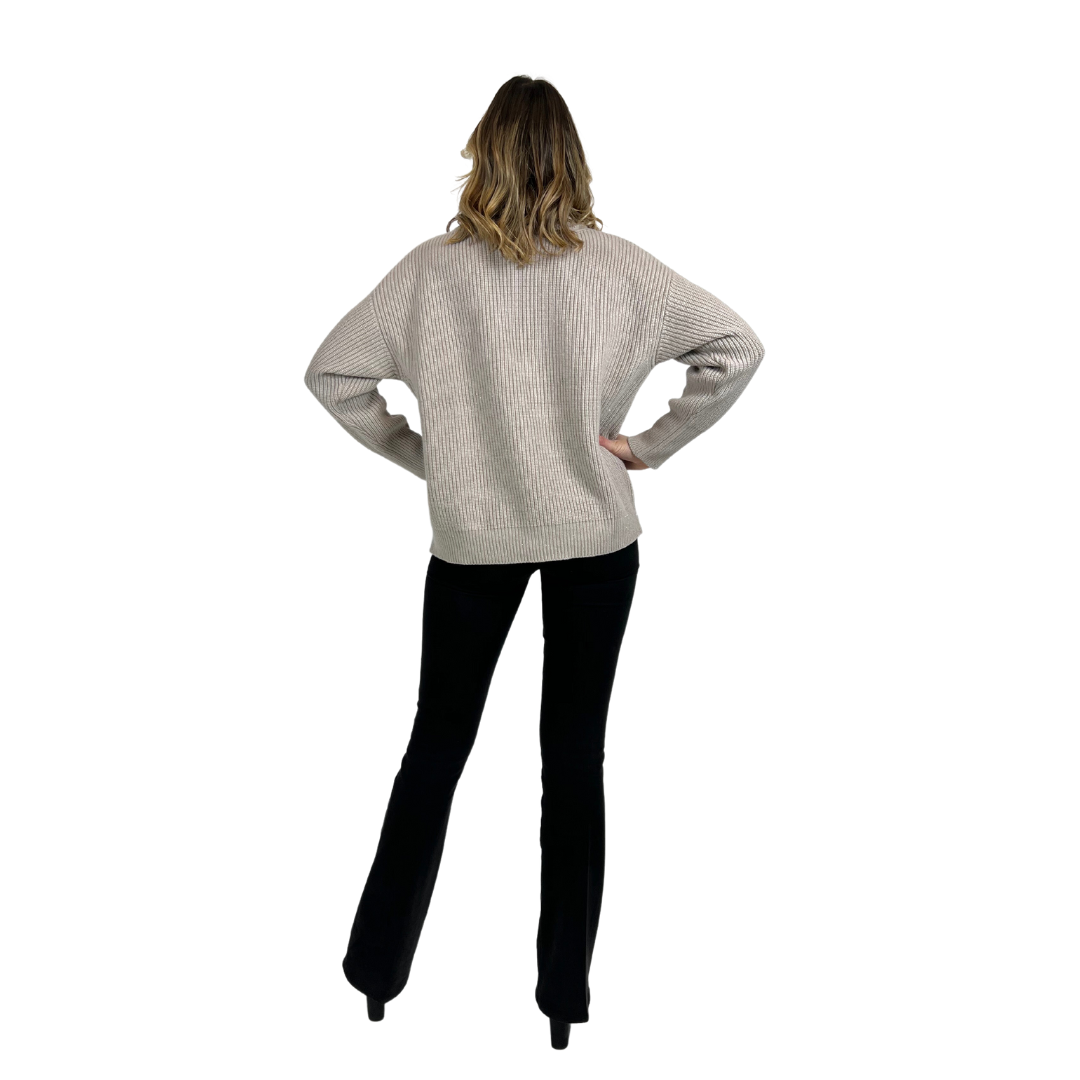 Pull dolcevita misto cashmere color tortora chiaro con filo lamé argento, modello classico.