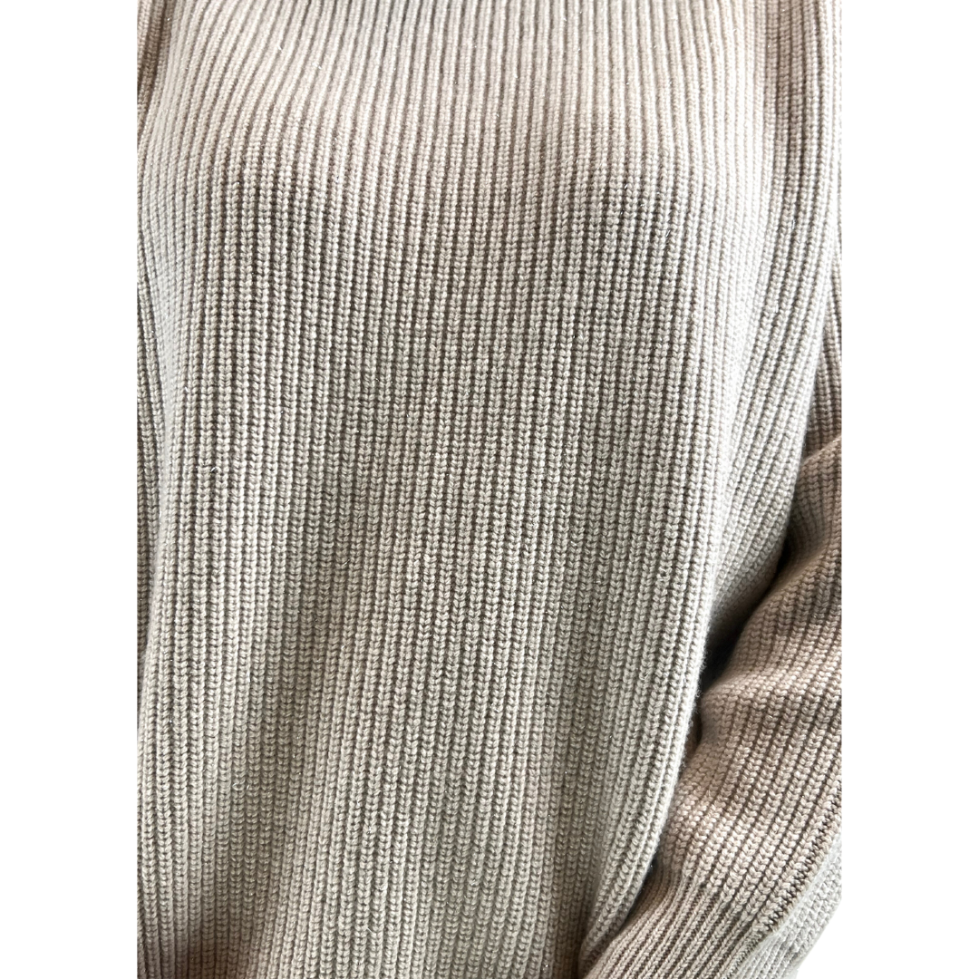 Pull dolcevita misto cashmere color tortora chiaro con filo lamé argento, modello classico.