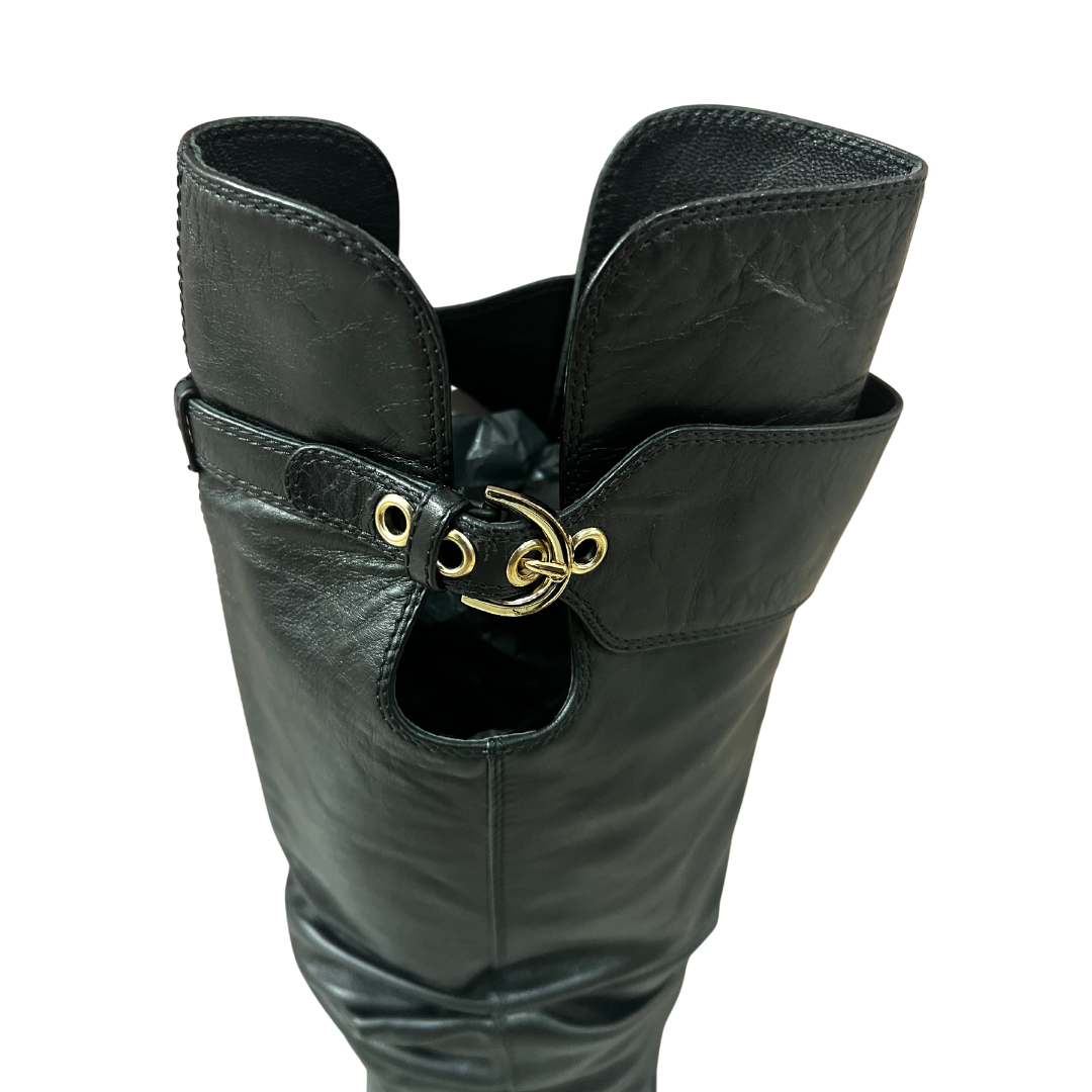 Stivale gamba alta in pelle nappa nera arricciata con cinturino in alto.  Tacco sottile e plateau tg. 37 sfilata       