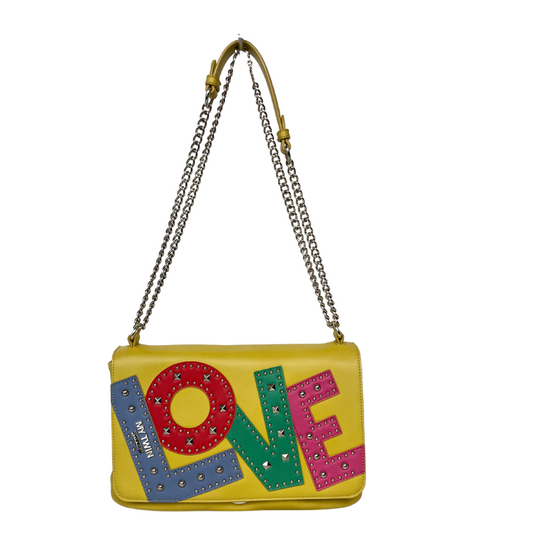 Borsa in pelle gialla ocra con la scritta ''LOVE'' multicolor, con borchie e catena doppia regolabile.  Misure: altezza 17 cm, profondità 9 cm, lunghezza 28.