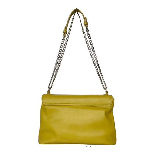 Borsa in pelle gialla ocra con la scritta ''LOVE'' multicolor, con borchie e catena doppia regolabile.  Misure: altezza 17 cm, profondità 9 cm, lunghezza 28.