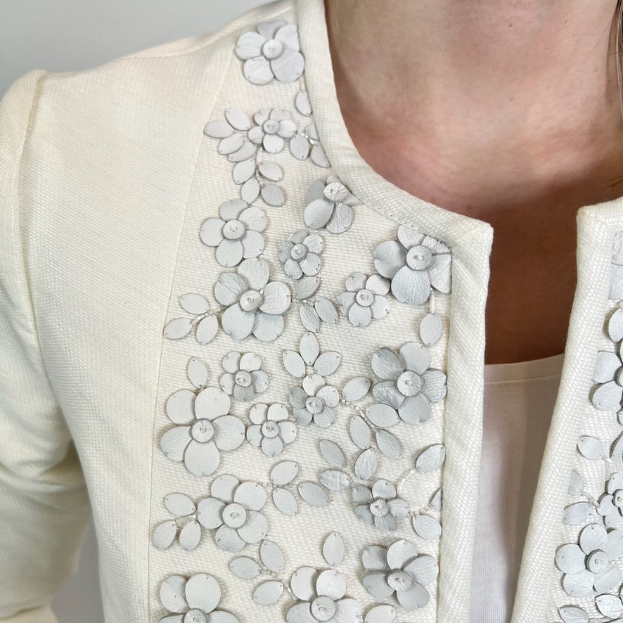 VALENTINO Blazer in tessuto bianco con fiori applicati in pelle 