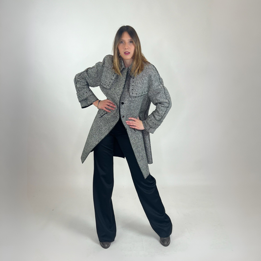 VALENTINO Cappotto in tweed bianco e nero con borchiette nere