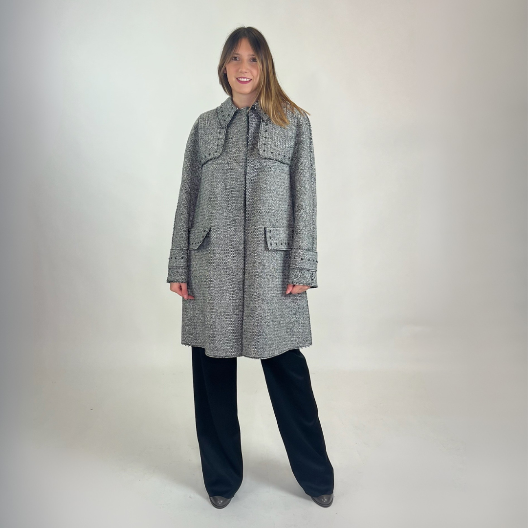 VALENTINO Cappotto in tweed bianco e nero con borchiette nere