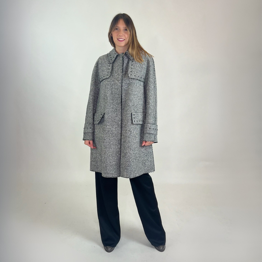 VALENTINO Cappotto in tweed bianco e nero con borchiette nere