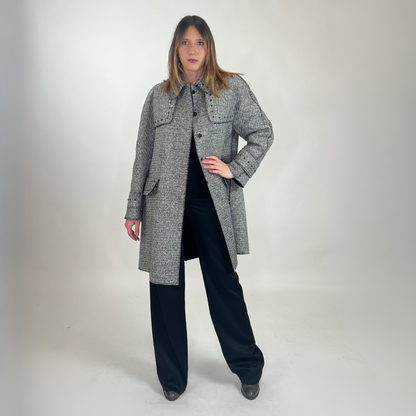 VALENTINO Cappotto in tweed bianco e nero con borchiette nere