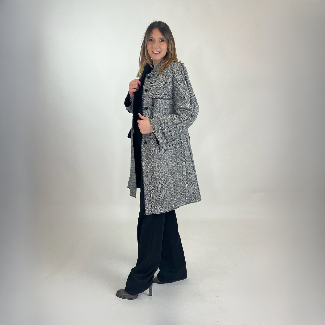 VALENTINO Cappotto in tweed bianco e nero con borchiette nere
