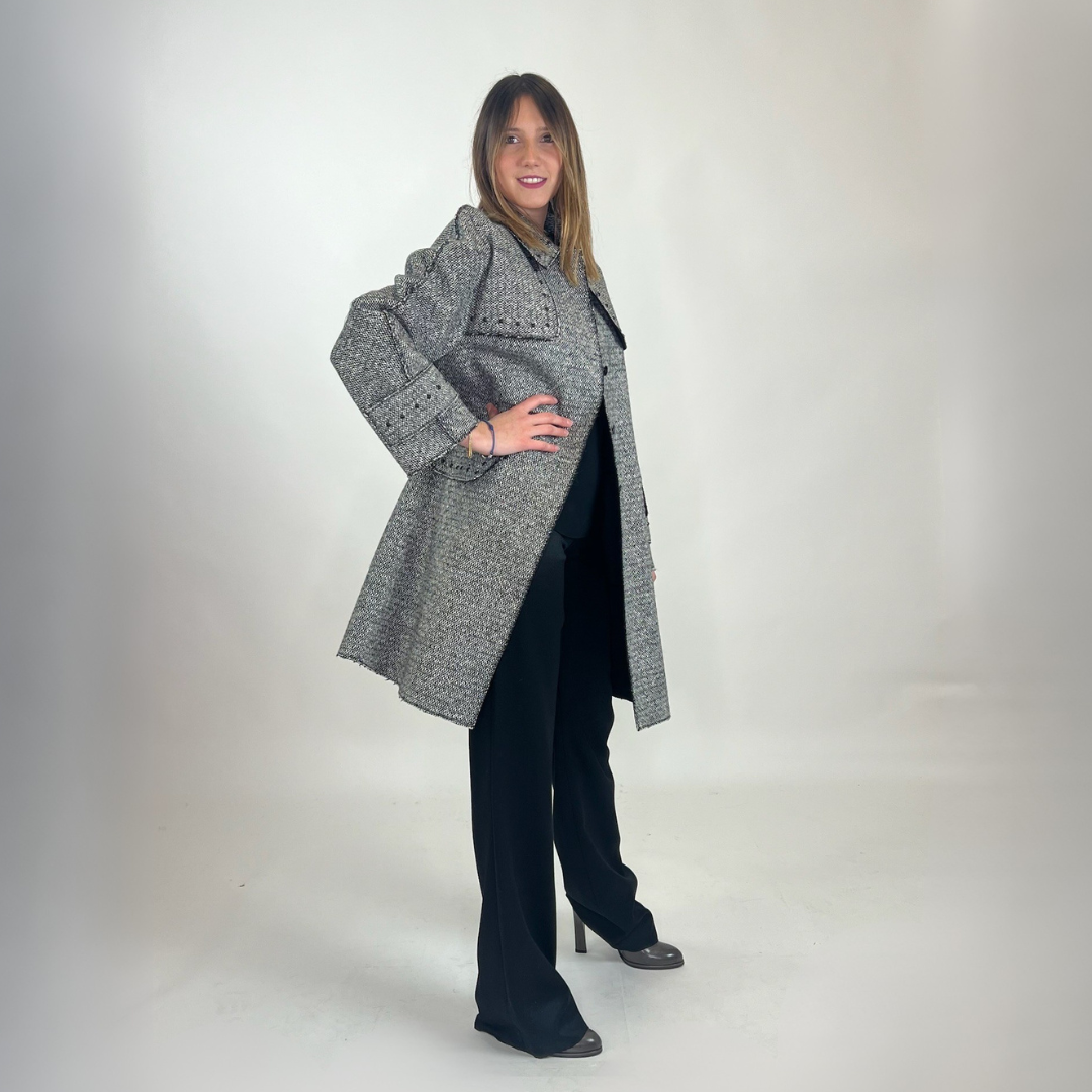 VALENTINO Cappotto in tweed bianco e nero con borchiette nere