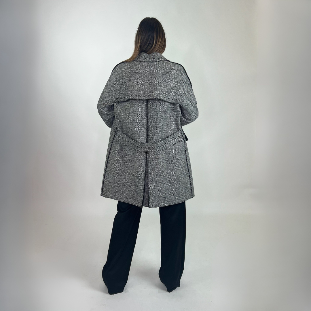 VALENTINO Cappotto in tweed bianco e nero con borchiette nere