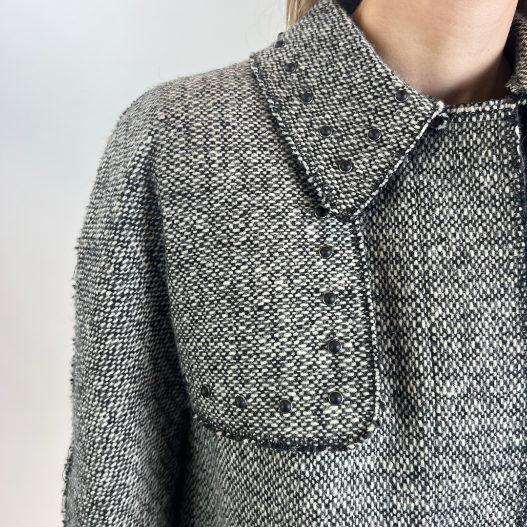 VALENTINO Cappotto in tweed bianco e nero con borchiette nere