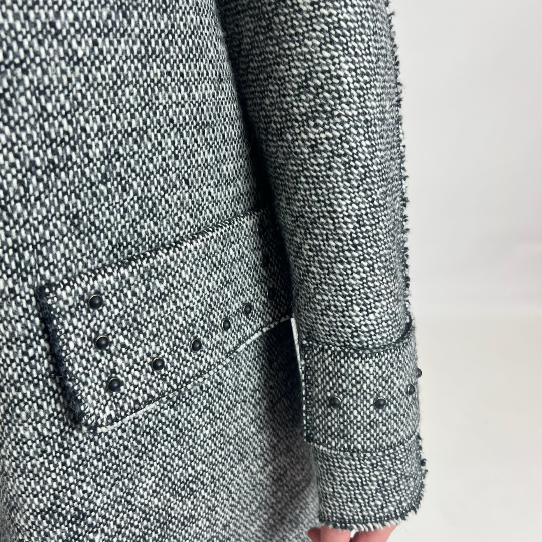 VALENTINO Cappotto in tweed bianco e nero con borchiette nere