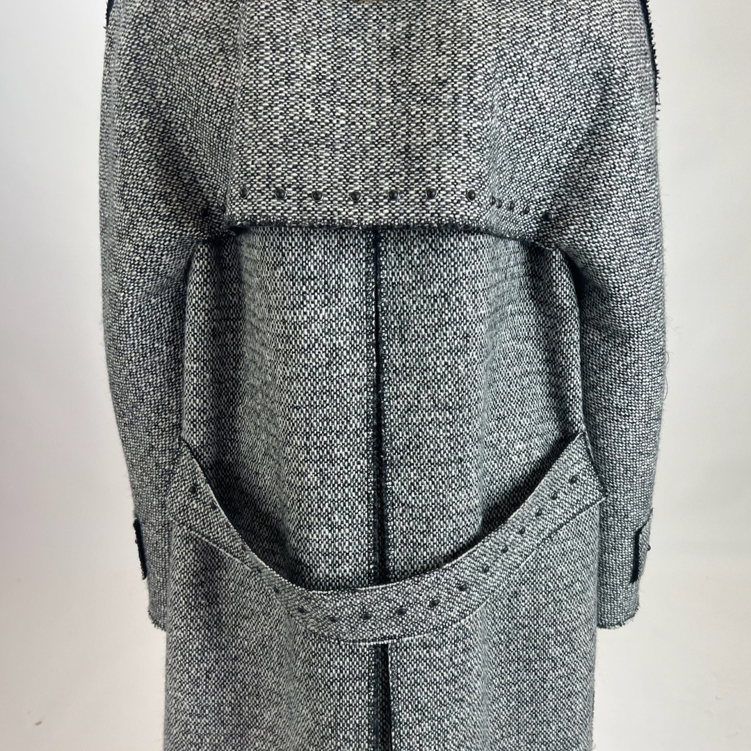 VALENTINO Cappotto in tweed bianco e nero con borchiette nere