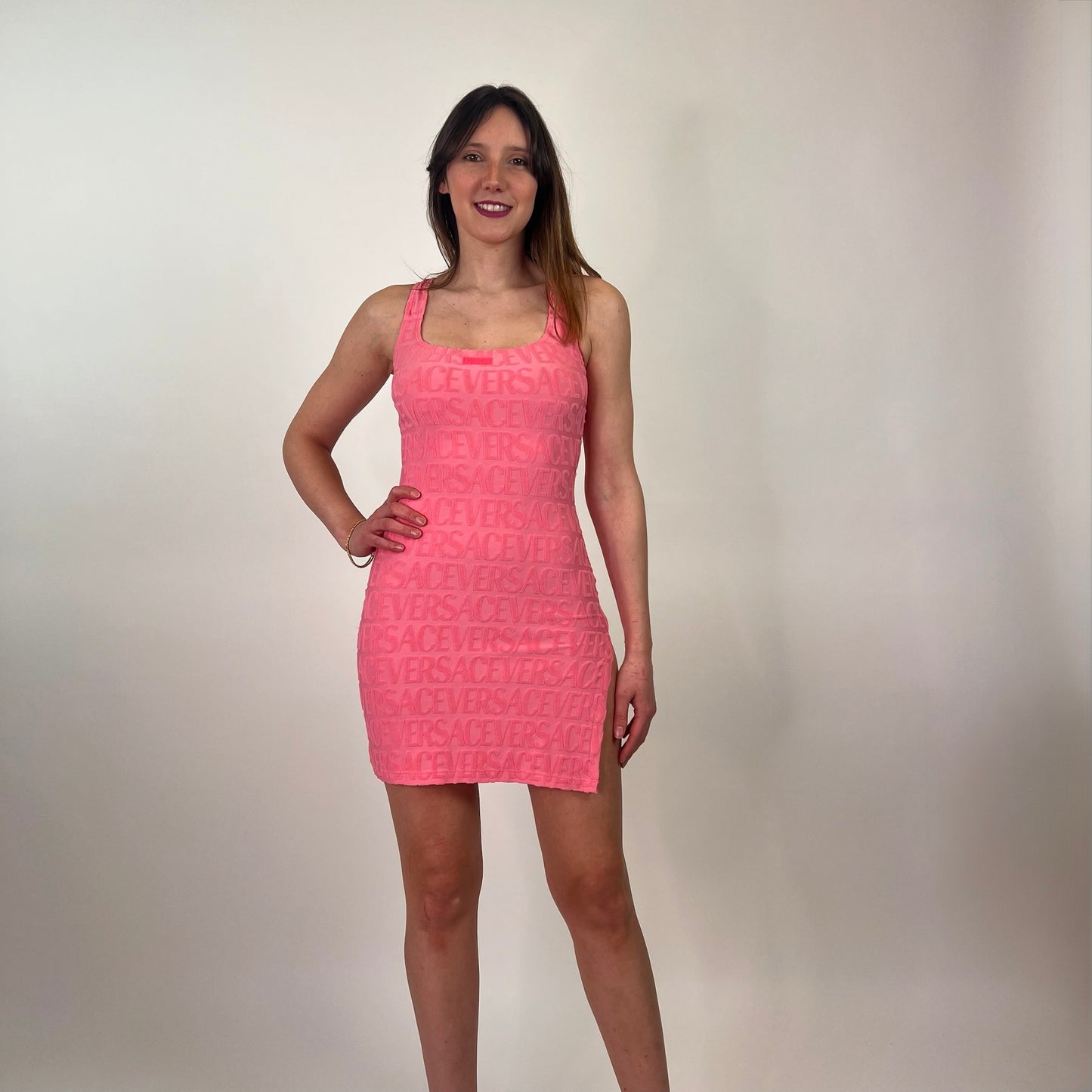 VERSACE Abito rosa scritte logo in collaborazione con Dua Lipa