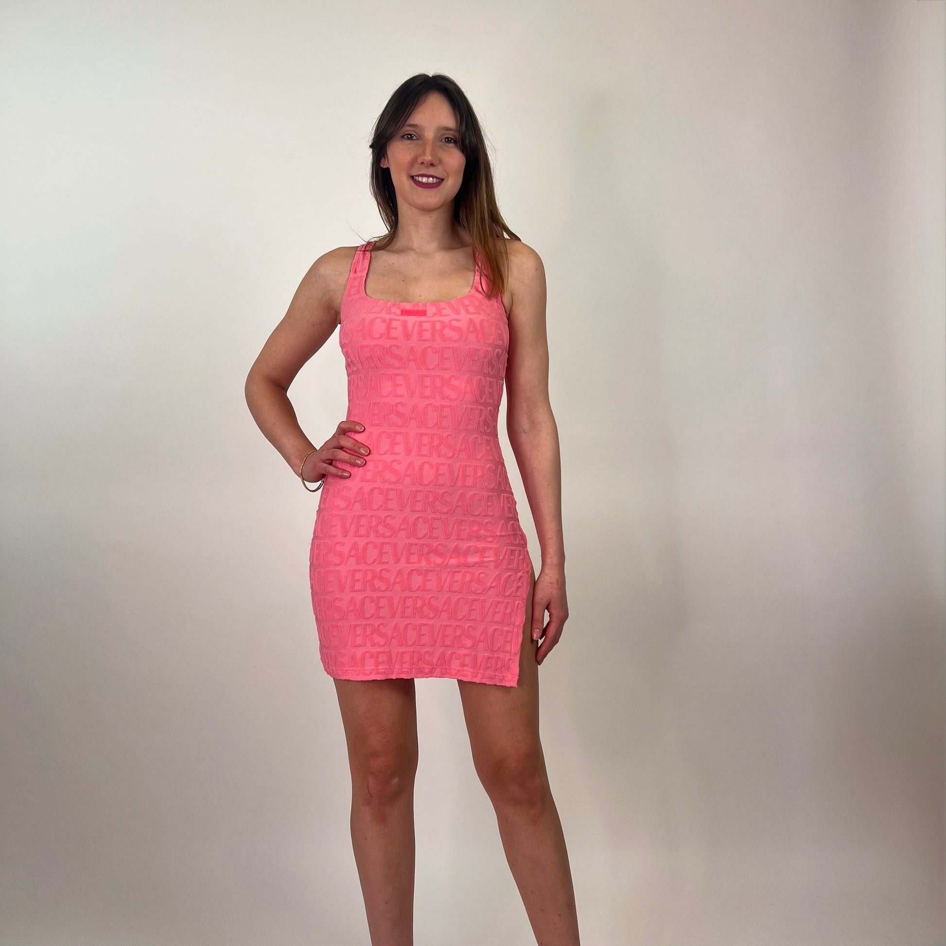 VERSACE Abito rosa scritte logo in collaborazione con Dua Lipa