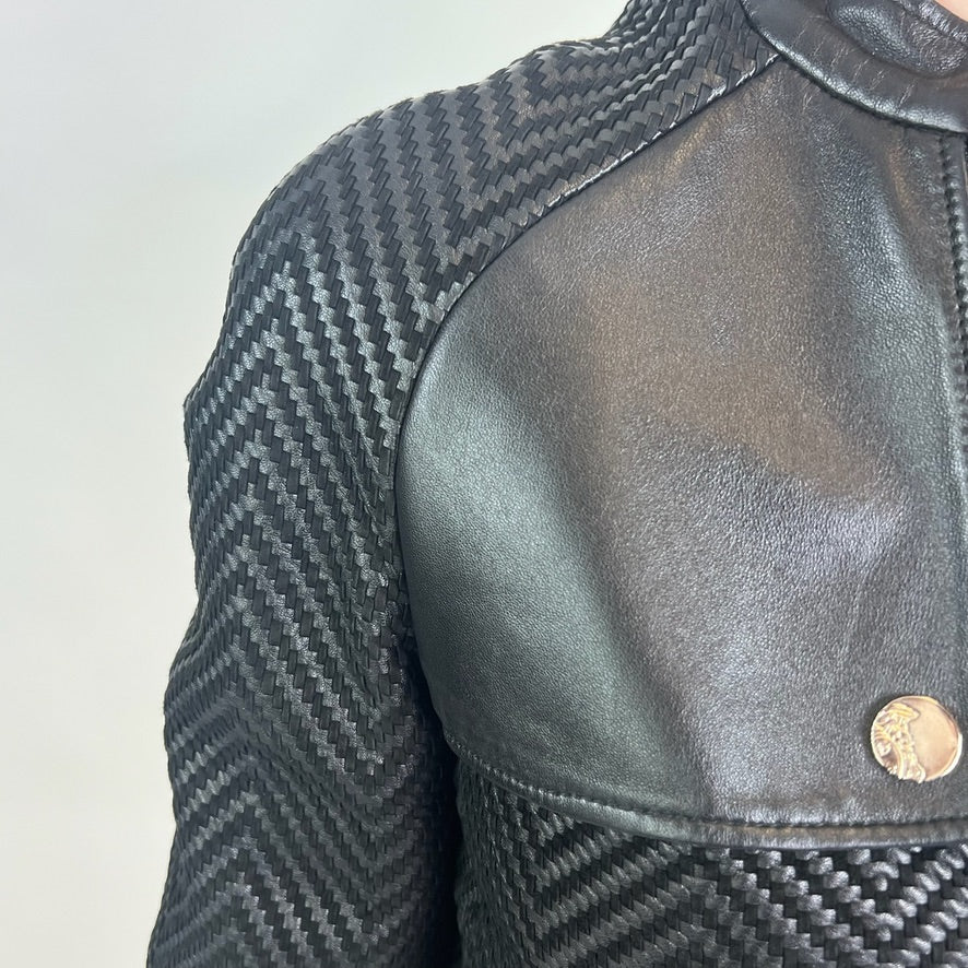VERSACE COLLECTION Giacca in pelle nera intrecciata con frange