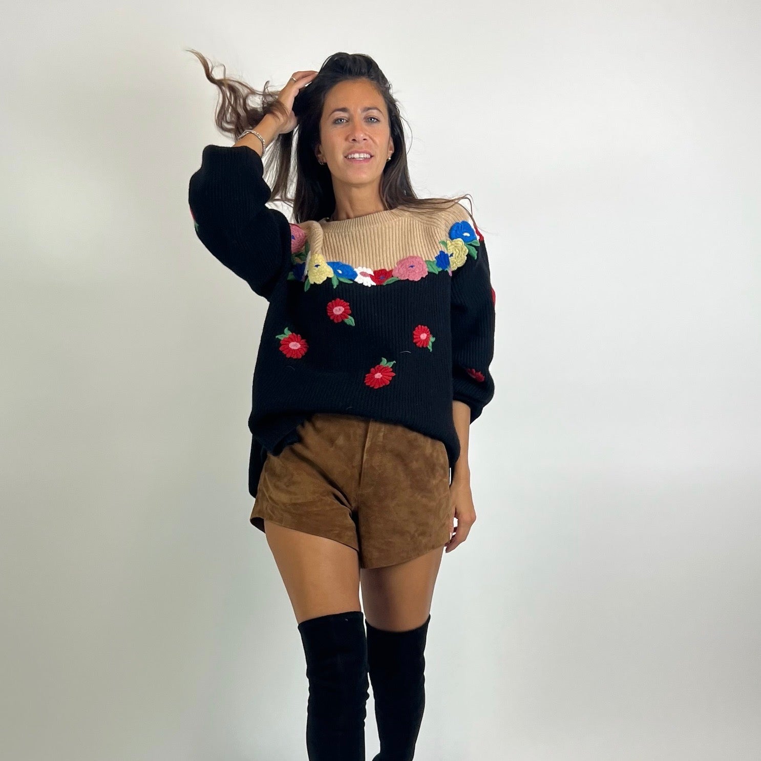 VIVETTA Maglione beige e nero con fiori ricamati