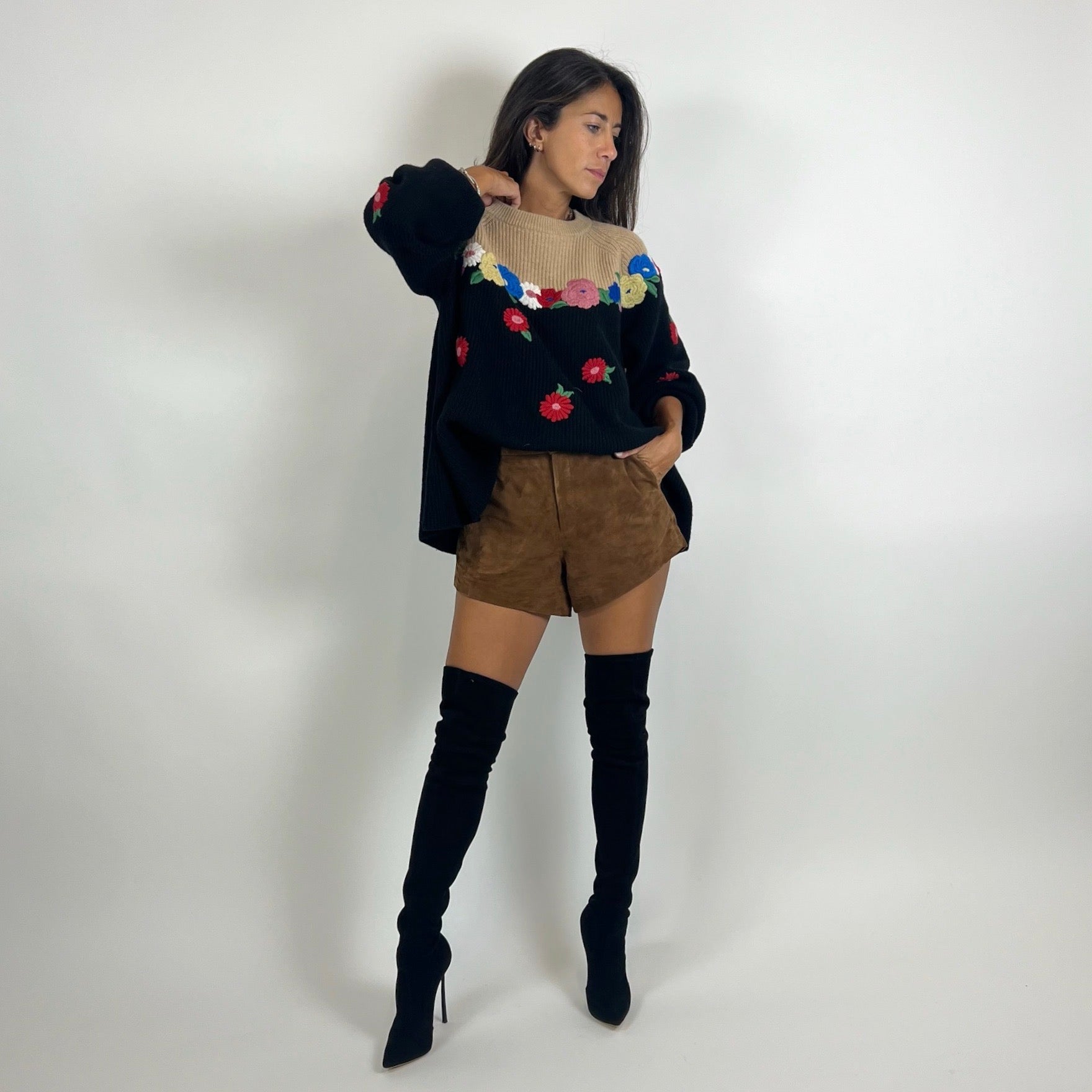 VIVETTA Maglione beige e nero con fiori ricamati