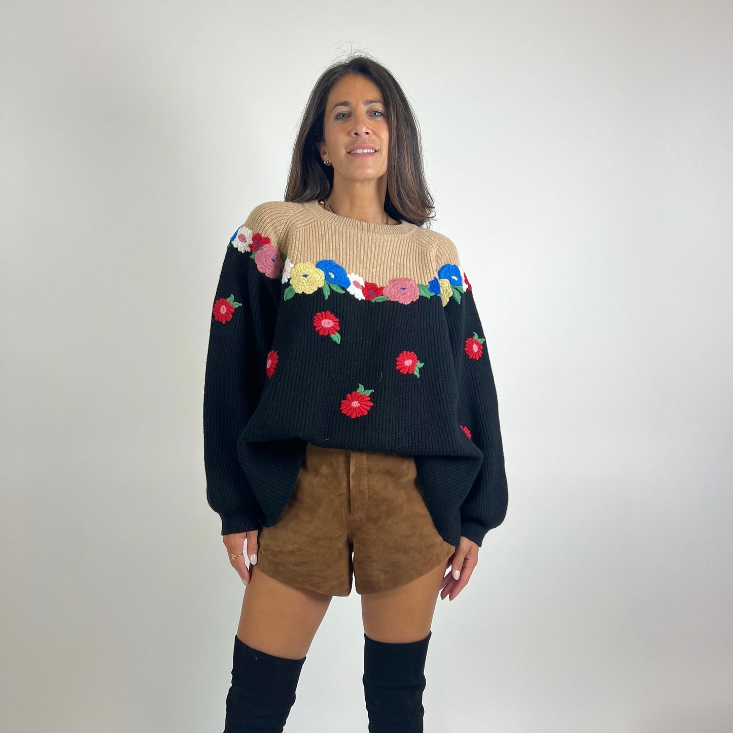 VIVETTA Maglione beige e nero con fiori ricamati