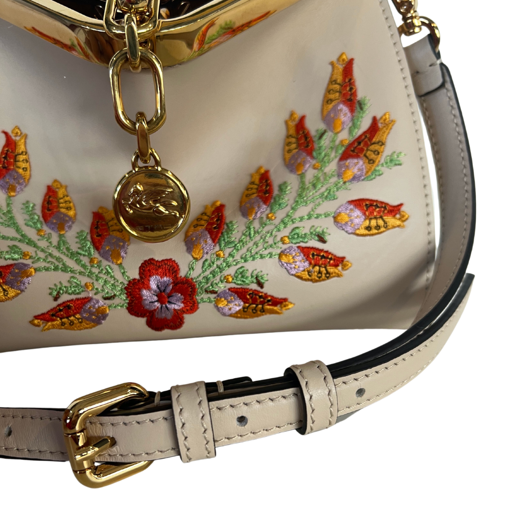 Borsa a tracolla Vela media della nuova collezione sfilata Primavera Estate 2023, diretta da Marco De Vincenzo realizzata in pelle con ricami a fiori con sigla chiusura in metallo con catena impreziosita da medaglione con logo ETRO e Pegaso. All'interno la borsa contiene una piccola pochette in pelle. Tracolla amovibile