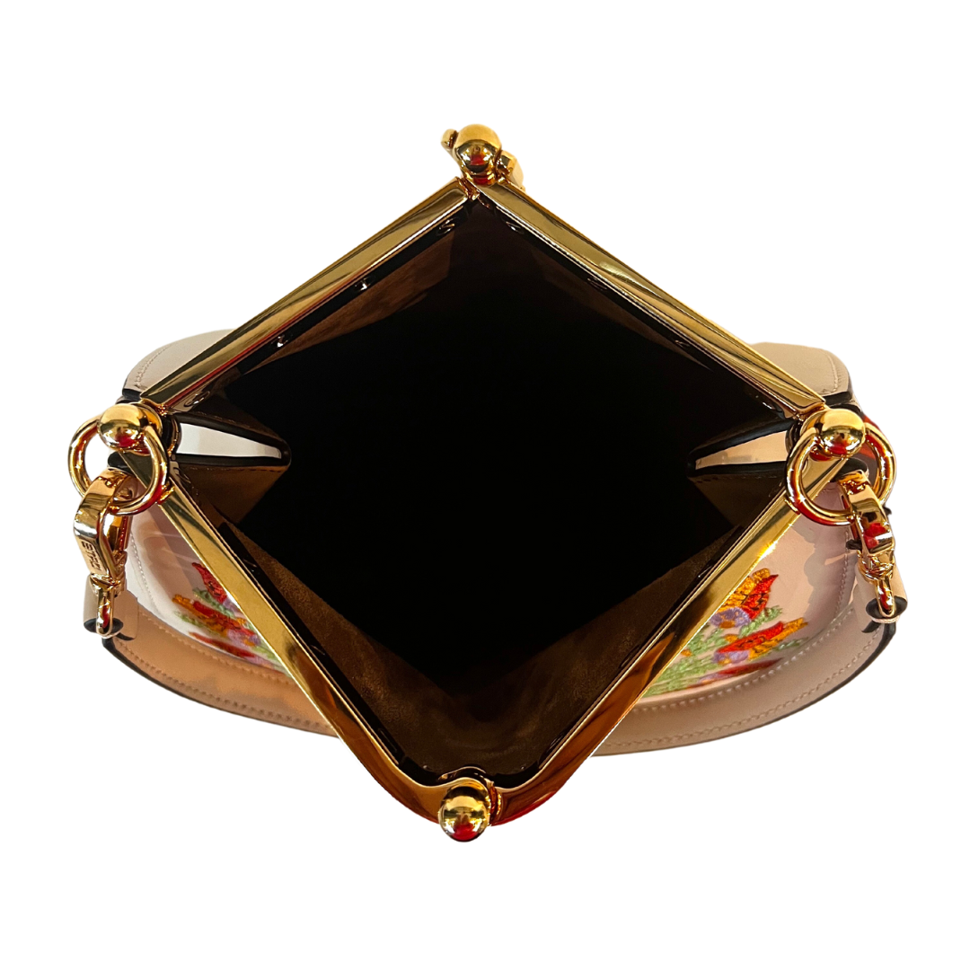 Borsa a tracolla Vela media della nuova collezione sfilata Primavera Estate 2023, diretta da Marco De Vincenzo realizzata in pelle con ricami a fiori con sigla chiusura in metallo con catena impreziosita da medaglione con logo ETRO e Pegaso. All'interno la borsa contiene una piccola pochette in pelle. Tracolla amovibile