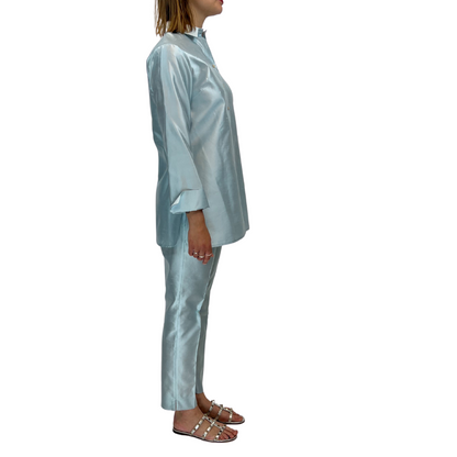 Completo in shantung di seta azzurro camicia lunga con spacchi laterali e pantaloni classici 