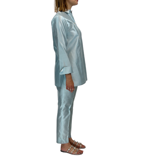 Completo in shantung di seta azzurro camicia lunga con spacchi laterali e pantaloni classici 