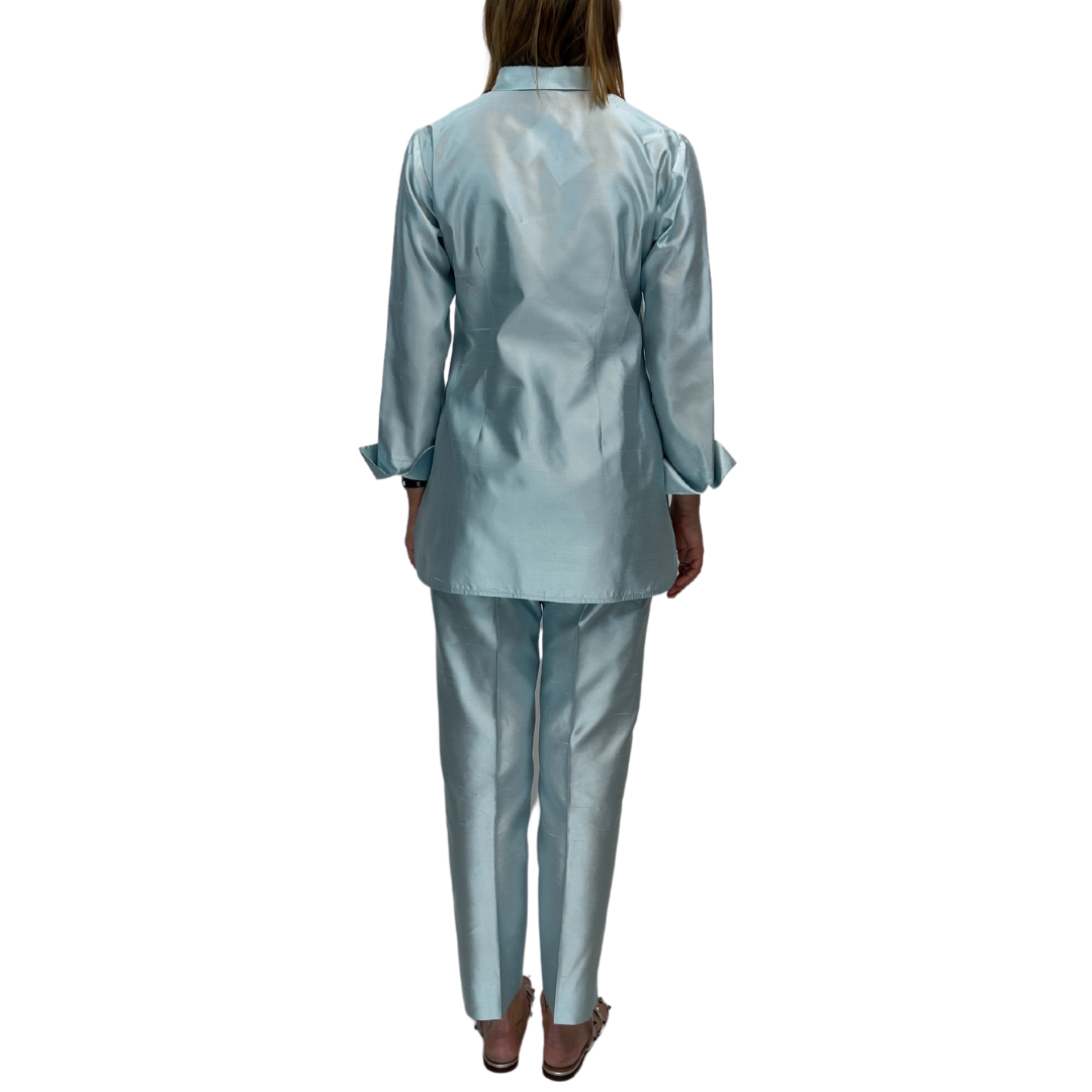 Completo in shantung di seta azzurro camicia lunga con spacchi laterali e pantaloni classici 