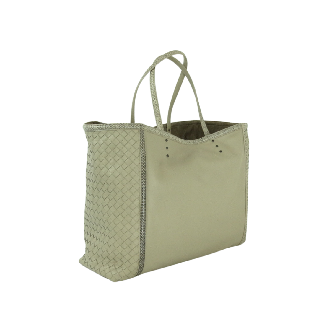    Borsa shopping Bottega Veneta in nappa color beige chiaro, pelle intrecciata sui lati, manici e profili in pitone naturale.