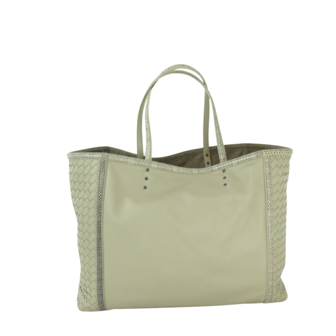    Borsa shopping Bottega Veneta in nappa color beige chiaro, pelle intrecciata sui lati, manici e profili in pitone naturale.