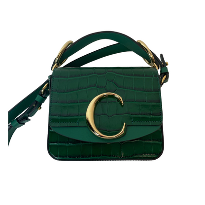 Borsa piccola in pelle verde prato effetto cocco con chiusura C oro un manico e tracolla. Mini Chloé C 