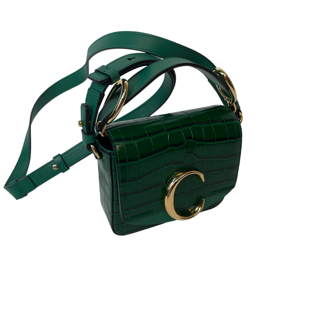 Borsa piccola in pelle verde prato effetto cocco con chiusura C oro un manico e tracolla. Mini Chloé C 