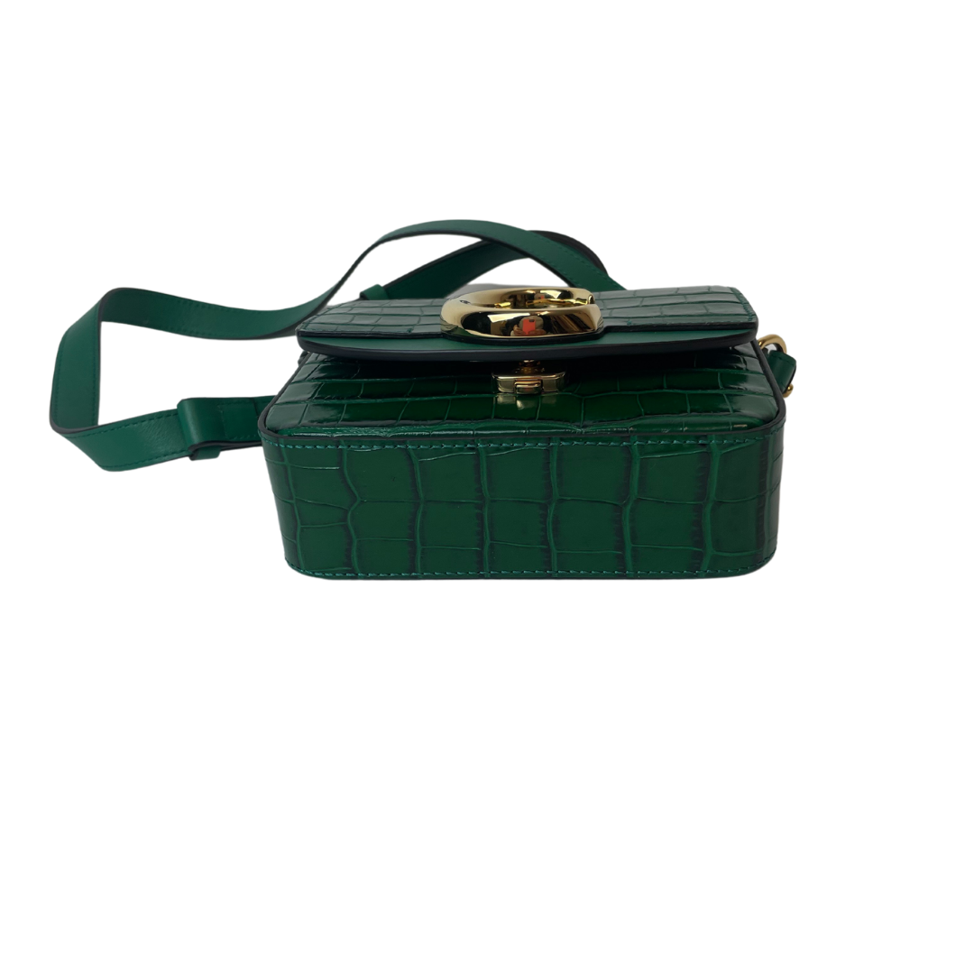 Borsa piccola in pelle verde prato effetto cocco con chiusura C oro un manico e tracolla. Mini Chloé C 