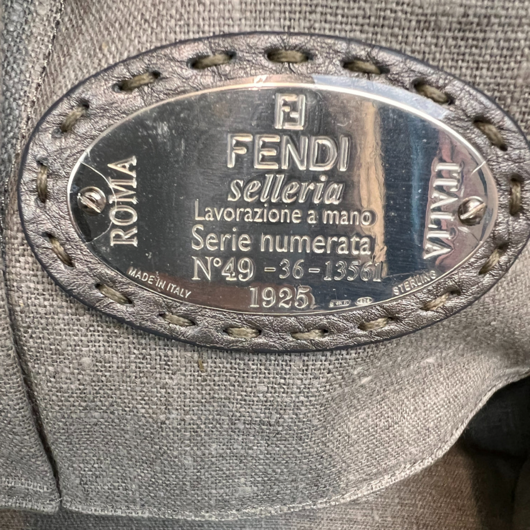 Borsa in pelle martellata color argento piombo metallizzato con due manici e interni in legno e metallo con logo Selleria.