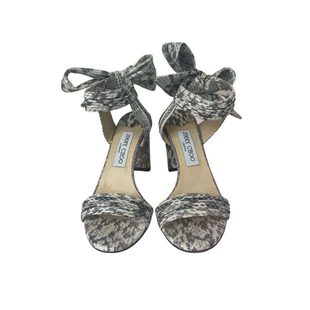 Scarpe sandali in pelle nappa effetto pitone sui toni del bianco e grigio con laccio alla caviglia, tacco grosso 9 cm