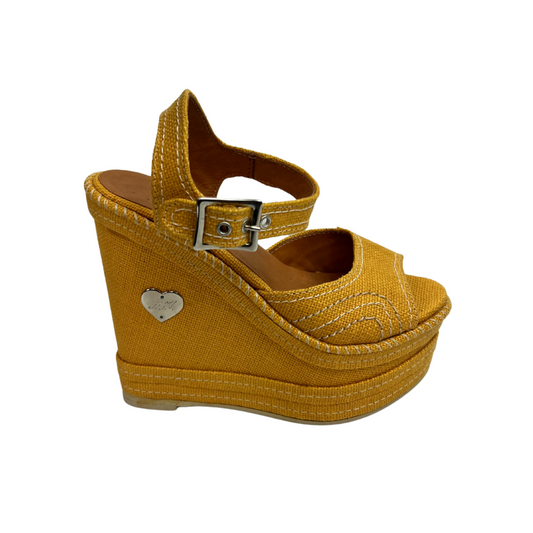 Scarpa sandalo con zeppa e plateau in tessuto giallo ocra impunturato e cinturino alla caviglia.