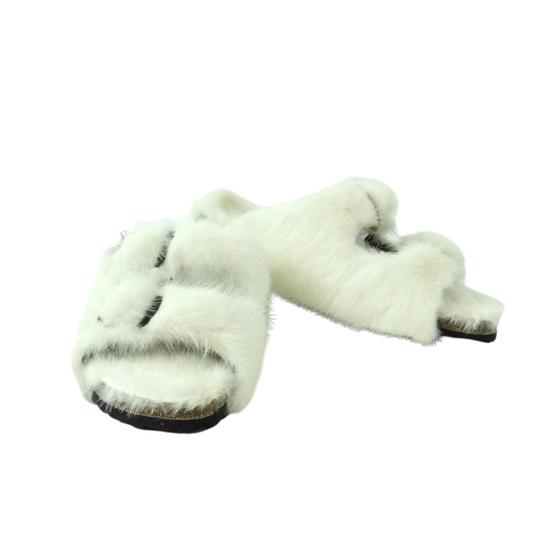    Scarpe Musquè create su modello Birkenstock, due fasce in visone bianco con base in visone bianco.  Possibilità di averle personalizzate in taglia, pelo e colore.      