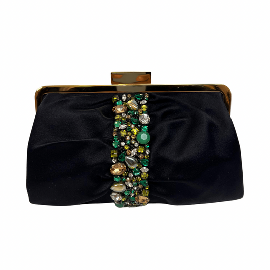 Borsa pochette in raso nero con riga centrale e pietre di diverse dimensioni e colori sui toni del verde e dell’oro, chiusura a portafoglio in metallo dorato